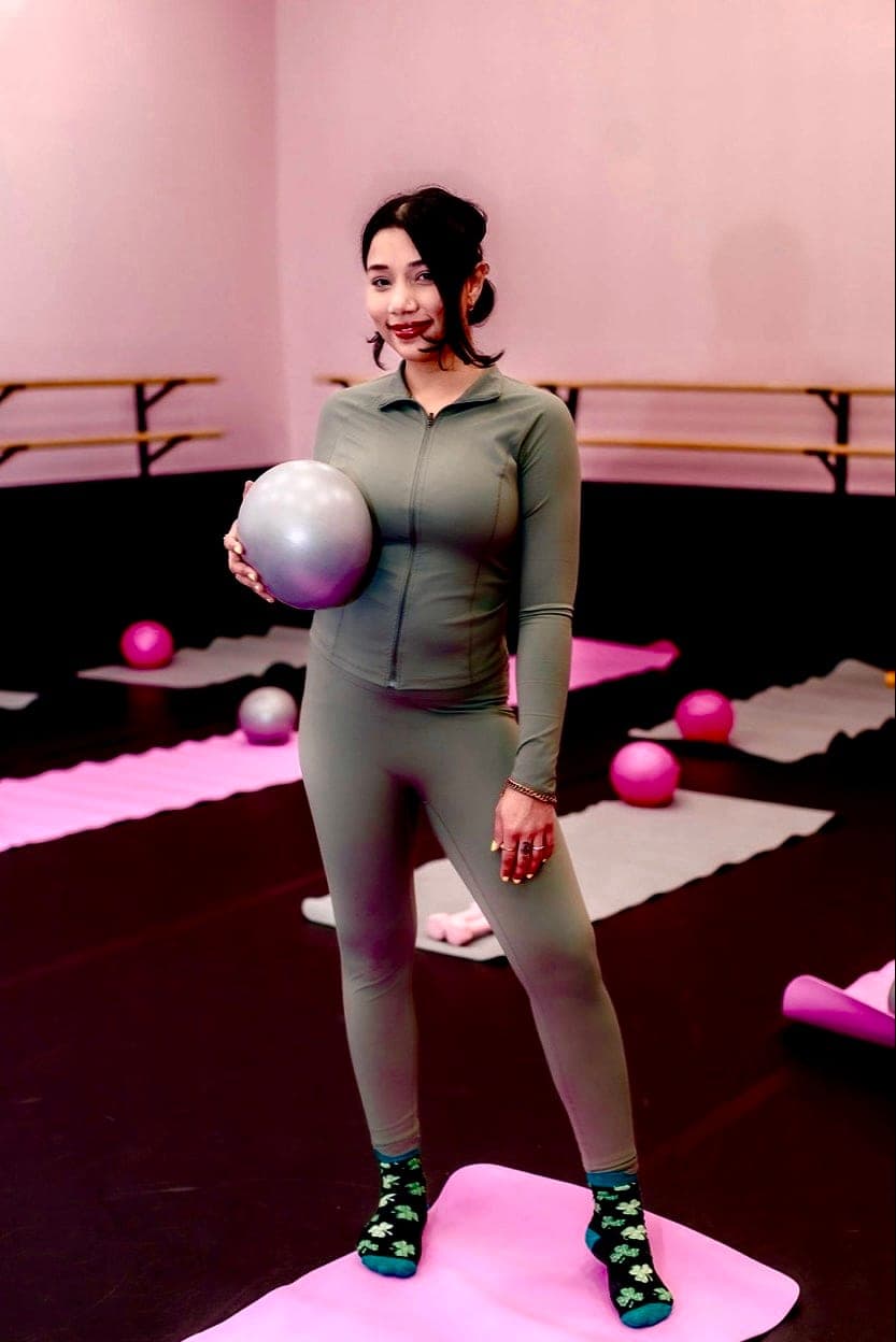 Umme, the Rubabilattes instructor, holding a Pilates ball